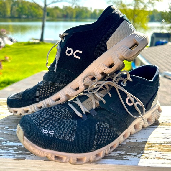 On cloud running shoes - Picture 1 of 8